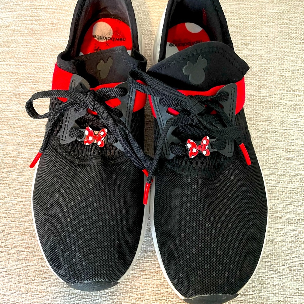NEW BALANCE DISNEY MINNIE MOUSE SNEAKERS! SIZE 8!